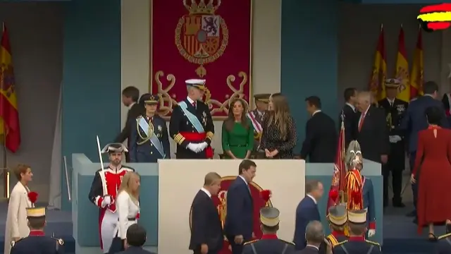 Los reyes, en la tribuna real al inicio del desfile.