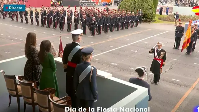 Saludo al rey antes del inicio del desfile.