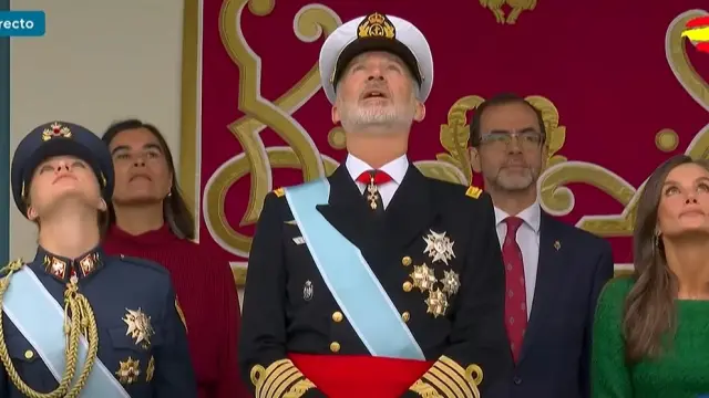 Los reyes y la princesa miran hacia arriba el salto del paracaídas.