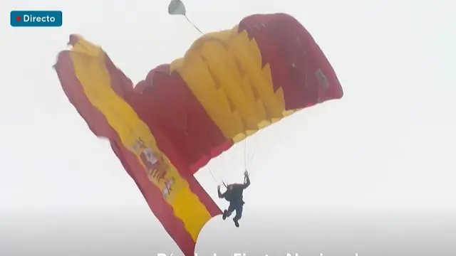 Salto paracaidista en el desfile del 12 de octubre.