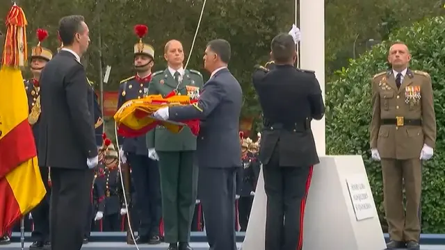 Momento previo al izado de la bandera.
