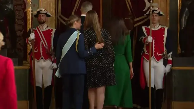 El simpático error de protocolo de la infanta Sofía en el besamanos del 12 de Octubre: la princesa Leonor la corrige entre risas