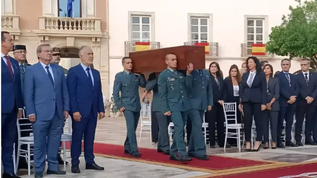 Guardias civiles de la Democracia rinden honores a los Coloraos, mártires de la Libertad, ejecutados en Almería en 1824 por orden de Fernando VII, el rey felón.