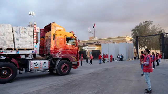 Camiones con ayuda humanitaria entran en el cruce de Rafah entre Egipto y la Franja de Gaza tras el acuerdo de alto el fuego.