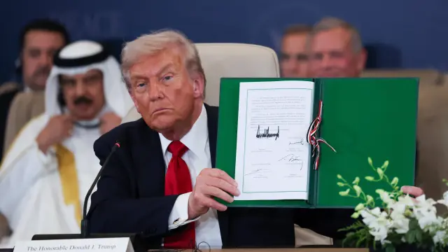 El presidente de EEUU, Donald Trump, enseña su firma en el acuerdo de paz para Gaza.