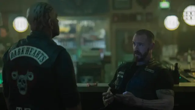 Jayson Wilkes es un líder local de los Dark Hearts en 'Task'