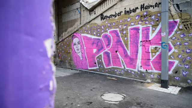 Arte callejero con la imagen de la rehén israelí asesinada Inbar Haiman, también conocida por su nombre artístico "Pink", el 5 de octubre de 2024 en Tel Aviv, Israel.