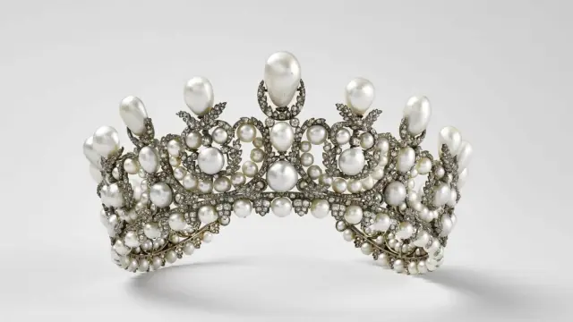 La diadema es un exuberante conjunto de piedras preciosas con 212 perlas, incluyendo 17 peras, 1.998 diamantes y 992 rosas.