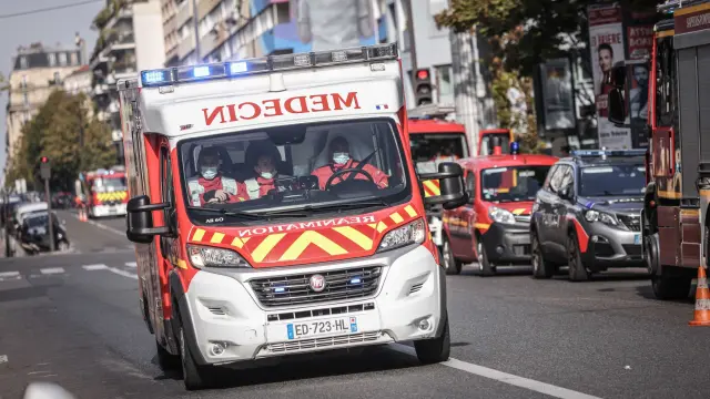 Bomberos de París durante su intervención en un incendio.