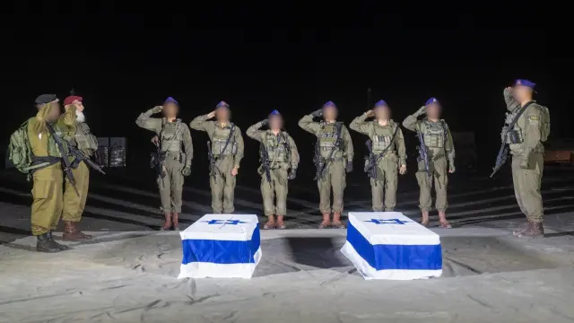 Soldados de las Fuerzas de Defensa de Israel forman ante los ataúdes de los dos últimos cuerpos entregados por Hamás.