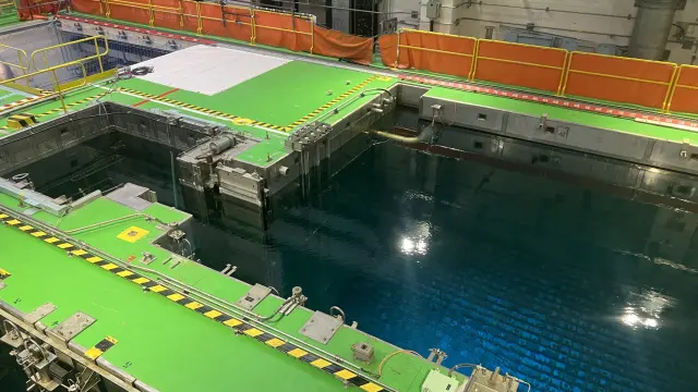 Piscina donde se sumergen las varillas de combustible nuclear, en la sala de contención del segundo reactor de lacentral de Almaraz.