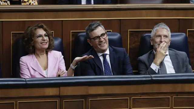 MADRID, 22/10/2025.- La vicepresidenta primera del Gobierno y ministra de Hacienda, María Jesús Montero; el ministro de Presidencia, Justicia y Relaciones con las Cortes, Félix Bolaños y el ministro del Interior, Fernando Grande Marlaska (i a d); durante la sesión de control al Ejecutivo que se celebra este miércoles en el Congreso, en Madrid. EFE/ JJ Guillen