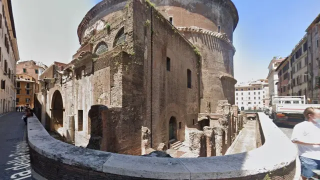 Imagen del muro que rodea el Panteón de Roma por su partes trasera y lateral.