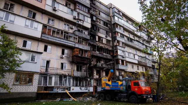 Restos de un edificio ucraniano tras el bombardeo ruso llevado a cabo este domingo.