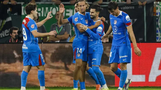 Los jugadores del Atlético celebran el segundo gol del partido.