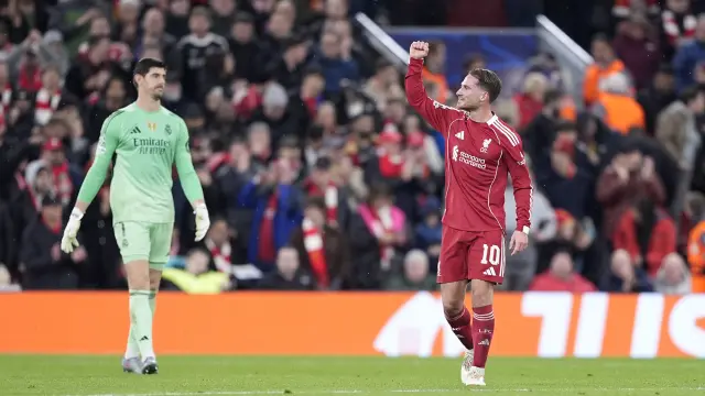 Alexis Mac Allister celebra su gol ante Thibaut Courtois, en el Liverpool - Real Madrid de Champions.