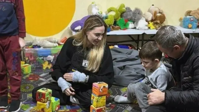 Angelina Jolie durante una visita a Jersón (Ucrania).