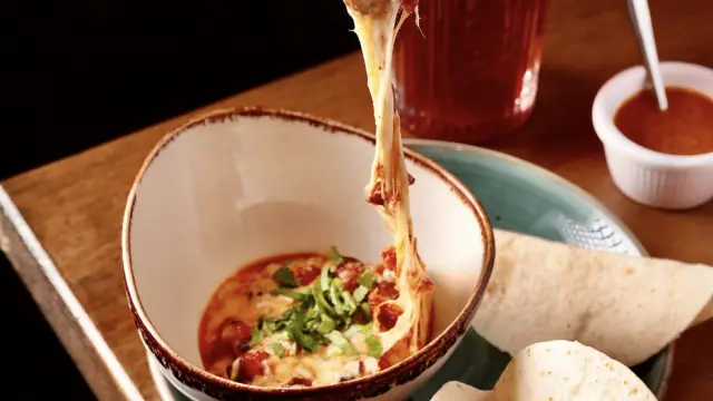 Un plato con choriqueso