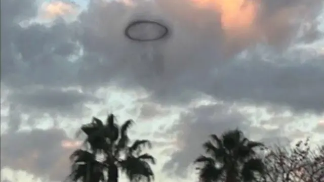 Misterioso anillo sobre el parque Disney.