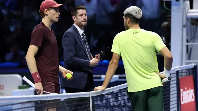 Alcaraz y Sinner conversan durante el parón del partido.