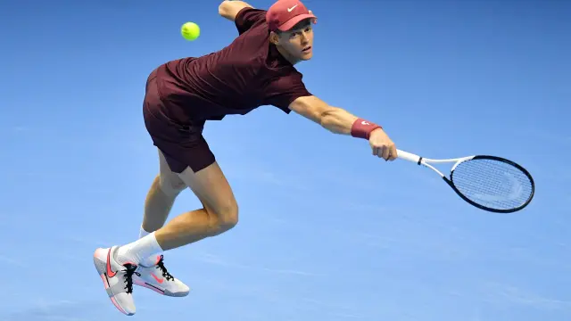 Sinner devuelve con dificultad un tiro de Carlos Alcaraz.
