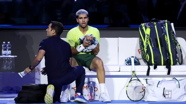 Alcaraz siente una molestia y pide la intervención del fisio.