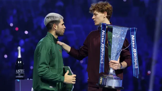 Jannik Sinner no cede el trono de maestro ante un tocado Alcaraz.