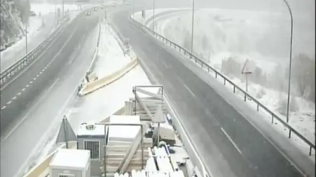 La nieve obliga al uso de cadenas en seis puertos de la red autonómica, mientras el Huerna está en nivel verde   