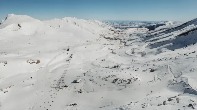 La nieve cierra acceso al mirador del Chivo y al collado de Llesba en Alto Campoo   