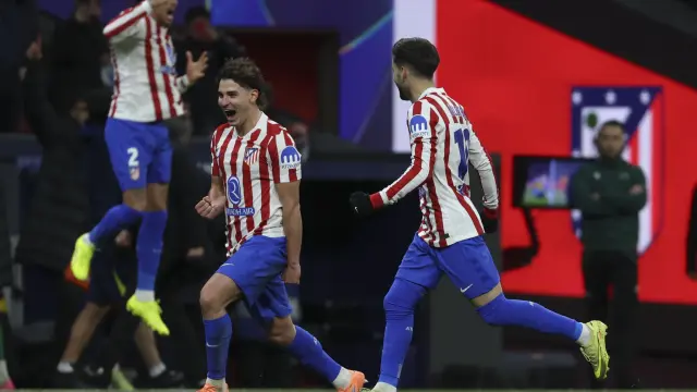 Los jugadores del Atlético celebran el primer gol del partido.