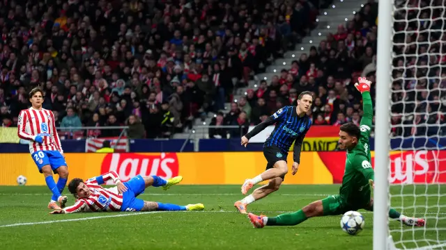 MADRID, SPAIN - NOVEMBER 26: Piotr Zielinski of Internazionale scores his team's first goal during the UEFA Champions League 2025/26 League Phase MD5 match between Atletico de Madrid and FC Internazionale Milano at Estadio Metropolitano on November 26, 2025 in Madrid, Spain. (Photo by Angel Martinez/Getty Images)