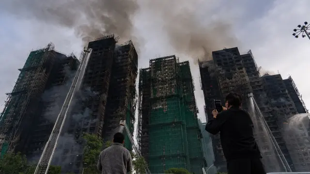 Firefighters work to extinguish a fire which broke out at Wang Fuk Court, a residential estate in the Tai Po district of Hong Kong's New Territories, Thursday, Nov. 27 2025. (AP Photo/Chan Long Hei) 


associated Press / LaPresse
Only italy and spain