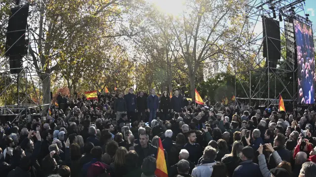 El alcalde de Madrid, José Luis Martínez-Almeida, el expresidente Mariano Rajoy, el expresidente José María Aznar, el líder del PP, Alberto Núñez Feijóo; la presidenta de la Comunidad de Madrid, Isabel Diaz Ayuso, y el portavoz del pp en el Congreso Miguel Tellado durante la concentración contra el Gobierno de Pedro Sánchez.