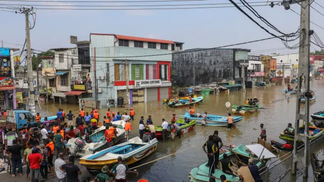 COLOMBO (Sri Lanka), 01/12/2025.- Rescue personnel evacuate residents by boat from a flood-affected area after heavy rainfall in a suburb of Colombo, Sri Lanka, 01 December 2025. Many parts of the island have been inundated due to heavy rains. According to the Sri Lanka Disaster Management Center, more than 330 people have been killed, and 370 are missing around the country. EFE/EPA/CHAMILA KARUNARATHNE