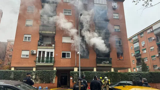 Dos agentes de Policía Nacional y un vecino de 52 años hospitalizados por el incendio de un bloque en Toledo   