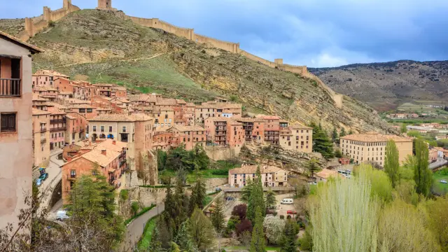 La localidad  aragonesa destaca por sus casas rojizas y sus calles empedradas, que recuerda perfectamente a los pueblos amurallados de la Toscana. Afortunadamente, no hay que viajar a Italia, sino que se puede disfrutar en España.