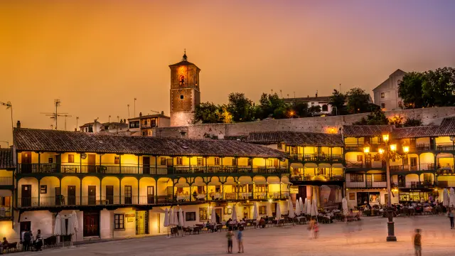 Su Plaza Mayor porticada es el símbolo que hace más reconocible a esta localidad madrileña, pero además, su entorno rural y sus casas de tonos cálidos dan la sensación de pueblo renacentista de la Toscana.