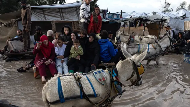 Un campamento en Gaza inundado.