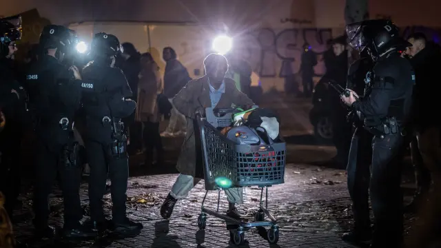 Los Mossos desalojan el antiguo instituto B9 de Badalona, este miércoles