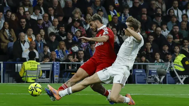 Dean Huijsen corta un ataque de Isaac Romero