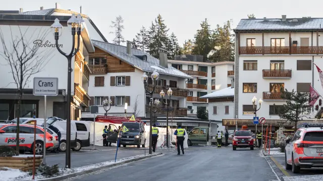 CRANS-MONTANA (Switzerland), 01/01/2026.- Police officers stand near the site where a fire broke out at Le Constellation bar and lounge following an explosion in the early hours of New Year's Eve, in Crans-Montana, Switzerland, 01 January 2026. According to regional media, the incident caused several deaths and injuries, while the exact cause of the blaze was not immediately known, Swiss cantonal police said. (Suiza) EFE/EPA/ALESSANDRO DELLA VALLE