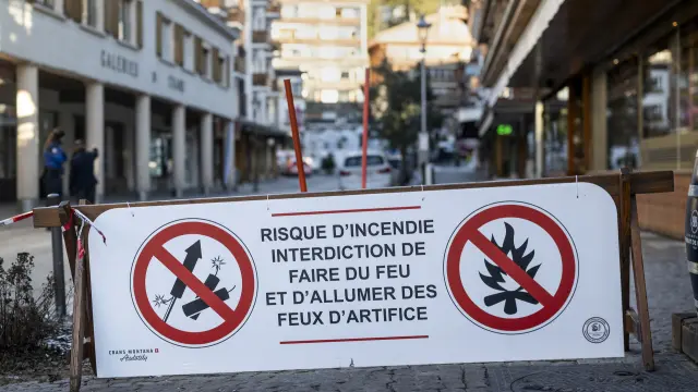 CRANS-MONTANA (Switzerland), 01/01/2026.- A banner stating that fireworks are prohibited due to the risk of fire is installed near the site where a fire broke out at the Le Constellation bar and lounge following an explosion in the early hours of New Year's Eve, in Crans-Montana, Switzerland, 01 January 2026. According to regional media, the incident caused several deaths and injuries, while the exact cause of the blaze was not immediately known, Swiss cantonal police said. (Suiza) EFE/EPA/ALESSANDRO DELLA VALLE