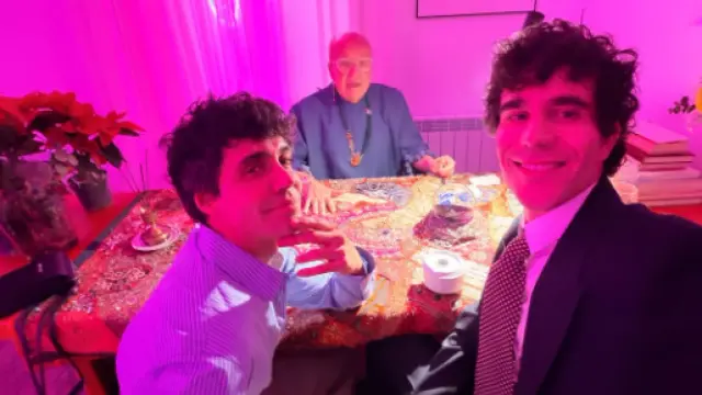 Los Javis se prestan a que Rappel les eche las cartas.