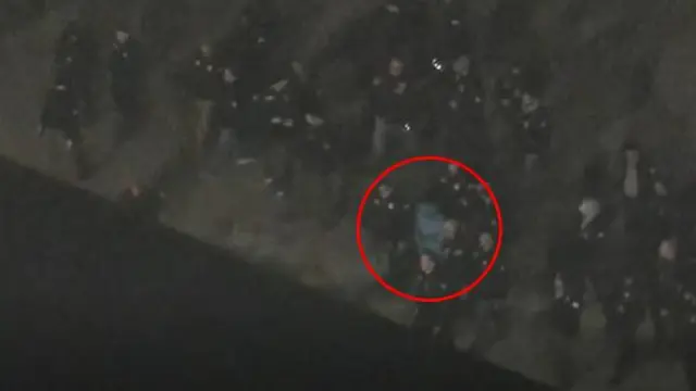 Momento en que Nicolás Maduro baja encapuchado del avión tras aterrizar en Nueva York.