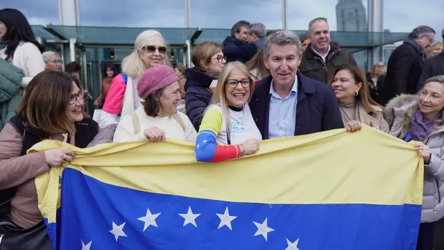 El presidente del Partido Popular, Alberto Núñez Feijóo (2d), se reúne con un grupo de venezolanos al término del acto de clausura de la 28 Interparlamentaria del PP, en el Palexco, a 11 de enero de 2026, en A Coruña, Galicia (España). Bajo el lema 'Por lo importante', los populares han diseñado la estrategia del partido para el nuevo período de sesiones y engrasado la maquinaria electoral ante las próximas citas con las urnas.Gustavo de la Paz / Europa Press11 ENERO 2026 PARTIDO POLÍTICO;PARTIDO POPULAR11/1/2026