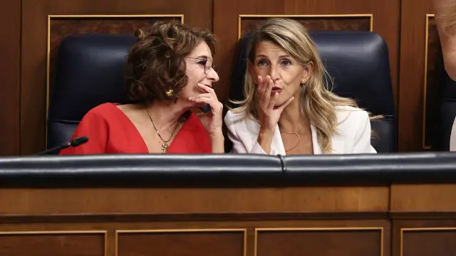 )La vicepresidenta primera y ministra de Hacienda, María Jesús Montero, y la vicepresidenta segunda y ministra de Trabajo y Economía Social, Yolanda Díaz