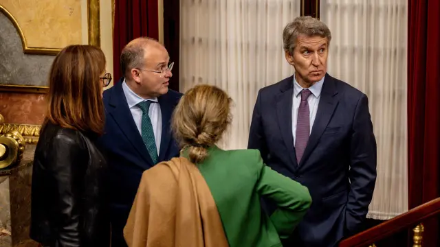 El secretario general del PP, Miguel Tellado (i), y el presidente del PP, Alberto Núñez Feijóo (d), a su salida de una sesión plenaria en el Congreso,