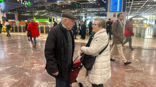 Luisa y Agustín en el vestíbulo de la estación.