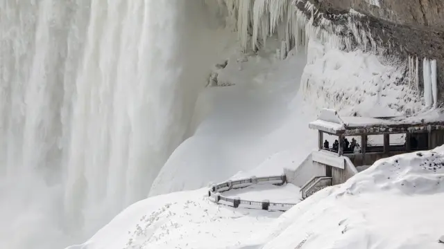 La base de las Cataratas del Niágara congelada en su parte canadiense.