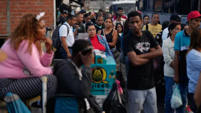 Un grupo de personas hace cola para subirse a un autobús en Caracas, a 28 de enero de 2026.